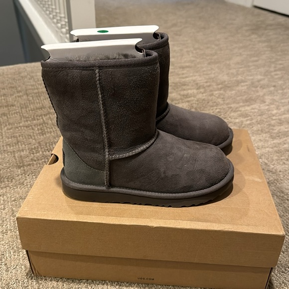 Uggs kids 2 gray excellent condition - Picture 2 of 4